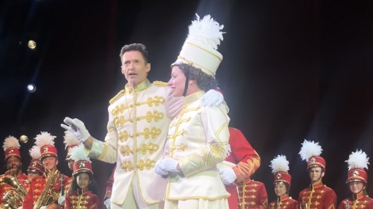 eviIharryjun's tweet photo. Explaining to the crowd that one of the comedians pulled out last minute and Luke Joseph Ryan agreed to take their spot https://t.co/DfCl8hDblr