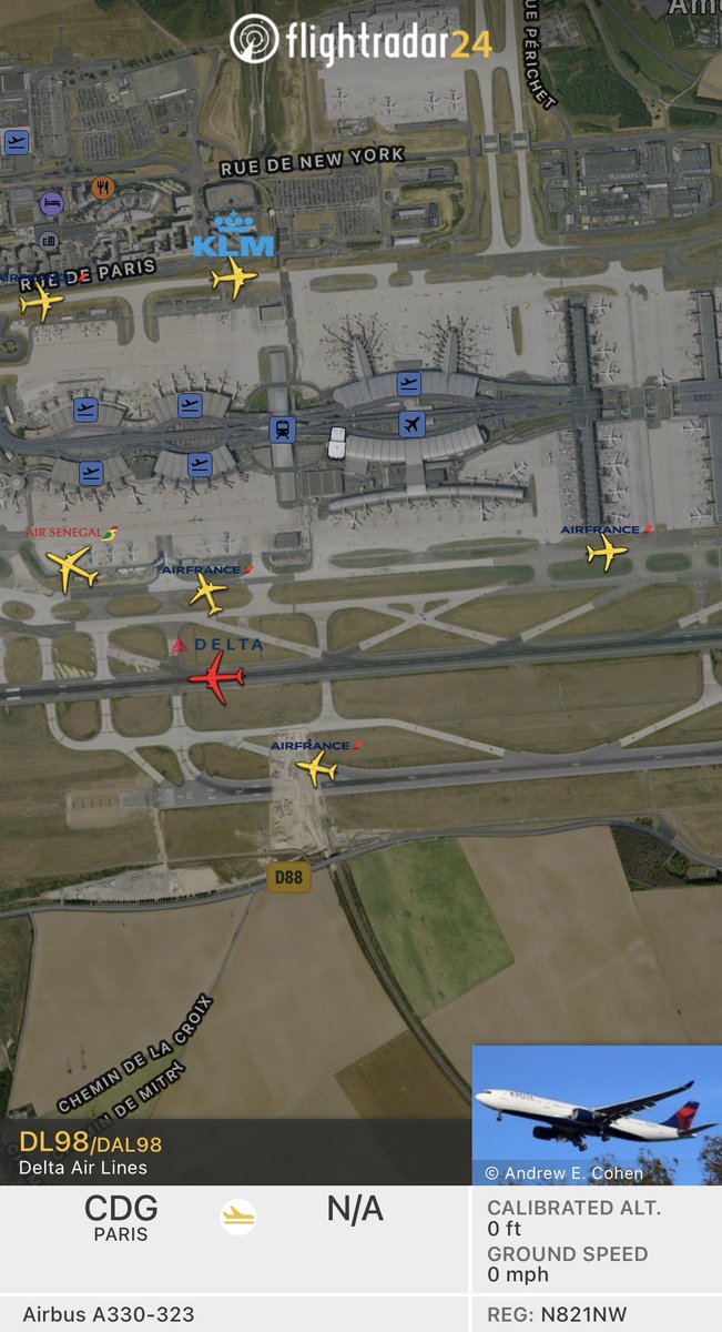joelmcairo's tweet photo. Delta #DL98 is still stopped on runway 26R, and Incoming flights are landing on 26L and 27R.
#Squawk7700 https://t.co/9L5SfY9wDj