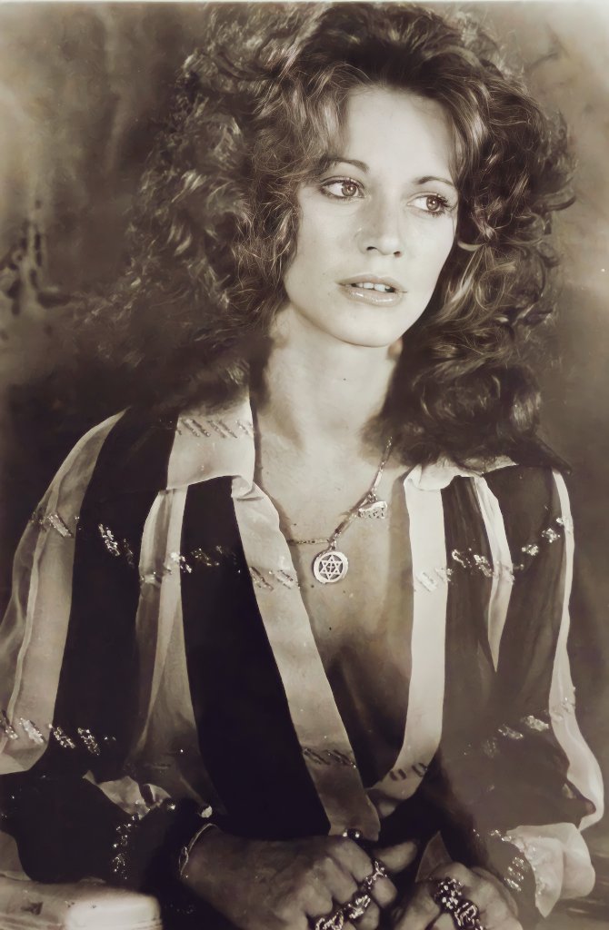 Press conference for the film City Blues, 1975. Marilyn was to star alongside #RipTorn and #NormanMailer, and be directed by the legendary #NicholasRay. It was the greatest missed opportunity of her career. #MarilynChambers 

Learn more: marilynchambersarchive.com/unfinished-pro…