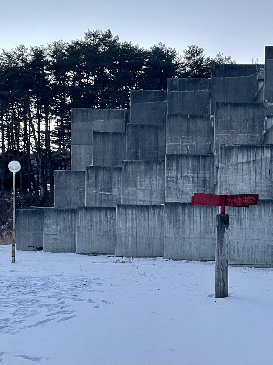 kittaku's tweet photo. 視察04
田野畑中学校・寄宿舎(1977建築学会賞)
センターラインを境に男女の宿泊室が分けられていたそう。互いの部屋からは壁で隔てられプライバシーを確保している。メタボリズムの考えたのか分からないが、同じボリュームが反復配置されることで、建築の全体像はとても迫力のある印象を与えてくれた。 https://t.co/VWzD5wseqU