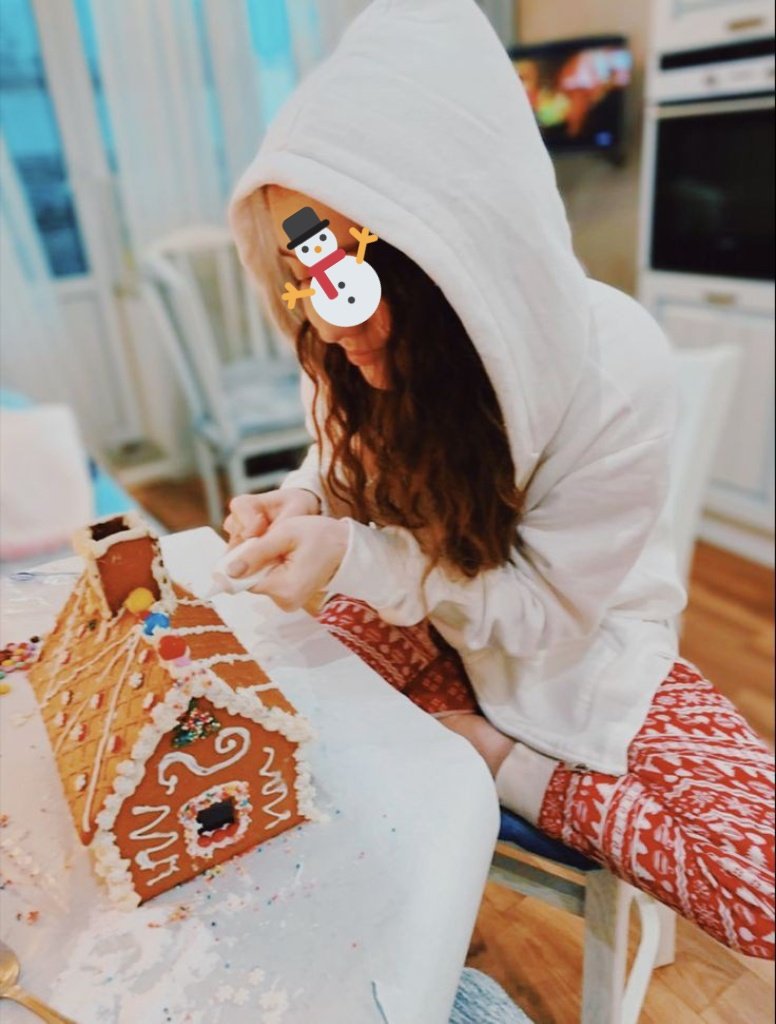 ᦾ♡ DIC, 25  ༽

—Cos se mantuvo en casa con sus padres y la mayoría de sus hermanos para celebrar la Navidad teniendo un día muy familiar, ayudando a preparar la cena y demás bocadillos, divirtiéndose toda la velada.—