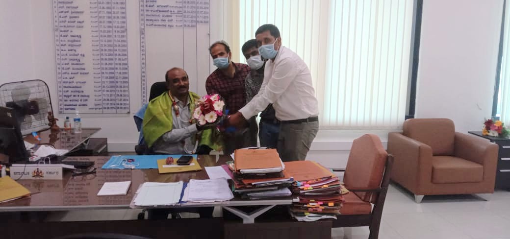 DoctorKarnataka's tweet photo. 1/2 ಕರ್ನಾಟಕ ರಾಜ್ಯದ ಆರೋಗ್ಯ ಮತ್ತು ಕುಟುಂಬ ಕಲ್ಯಾಣ ಇಲಾಖೆಯು ವೈದ್ಯರ ಅತಿ ದೊಡ್ಡ ನೇರ ನೇಮಕಾತಿ ಪ್ರಕ್ರಿಯೆಯನ್ನು ಅತ್ಯಂತ ವೇಗವಾಗಿ,ನ್ಯಾಯಯುತವಾಗಿ,ಯಾವುದೇ ಗೊಂದಲಗಳಿಗೆ ಆಸ್ಪದ ಕೊಡದೆ ದಾಖಲೆಯ ಸಮಯದಲ್ಲಿ ಪೂರ್ಣಗೊಳಿಸಿದ್ದು,ಇದಕ್ಕೆ ಹಗಲಿರುಳು ಶ್ರಮಿಸಿದವರು ಸಮರ್ಥ ಅಧಿಕಾರಿಗಳಾದ ಮಂಜುನಾಥ ಸ್ವಾಮಿರವರು KAS,ಸದಸ್ಯ ಕಾರ್ಯದರ್ಶಿಗಳು DRC https://t.co/Arz6pCoaSH