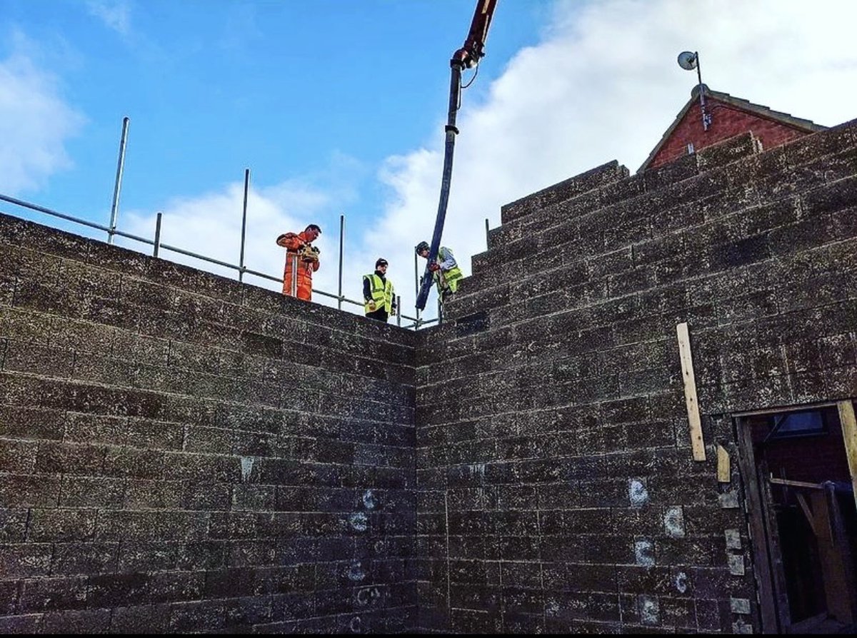 DurisolUK's tweet photo. A significant benefit of using Durisol compared to other ICFs is its robust stability. Minimal bracing is necessary before the concrete pour, which saves time, expensive timber &amp; reduces the risk of complications during the pour. Thanks to @EcoBuildStore for the image. https://t.co/BrTDnkb6Cj
