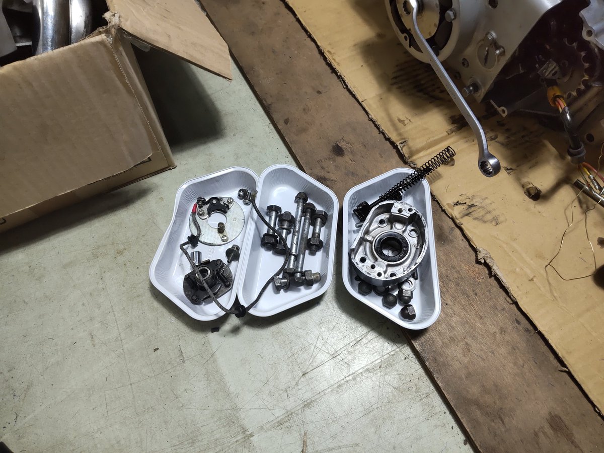 HIK01969JPN's tweet photo. オイルラインのオイルシールを忘れてました。
トレイに部品を分別するあたり雰囲気良くなってきた（笑）
#CB96 #CB93 #hondacb160
#グルッポ
https://t.co/g854GAetAF https://t.co/h4nmODW7pV