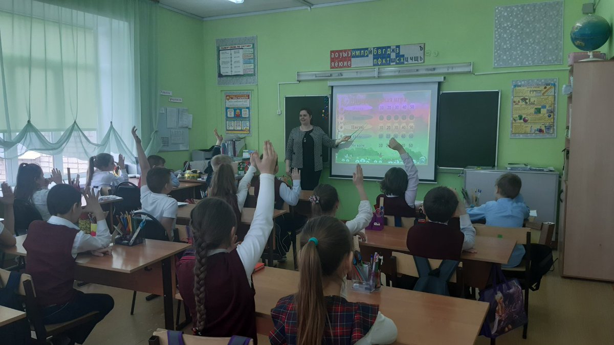 10 декабря в 4 классе прошёл классный час "Дизайнер-востребованная профессия". В ходе занятия ученики узнали об этой профессии, познакомились с профессиональными областями, где дизайнер может себя применить и попробовали себя в роли дизайнера интерьеров.