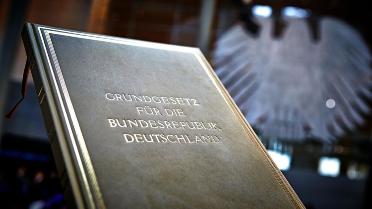 Конституция фрг. Основной закон ФРГ. Законодательство Германии. Конституция Федеративной Республики Германии.