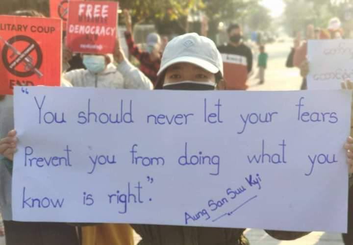 khant_thi's tweet photo. Locals of Kale staged a peaceful marching strike to over Genocidal Military by chanting revolutionary slogans. #CrimesAgainstHumanity #Dec28Coup    #WhatsHappeningInMyanmar https://t.co/fnzICZ3R9m