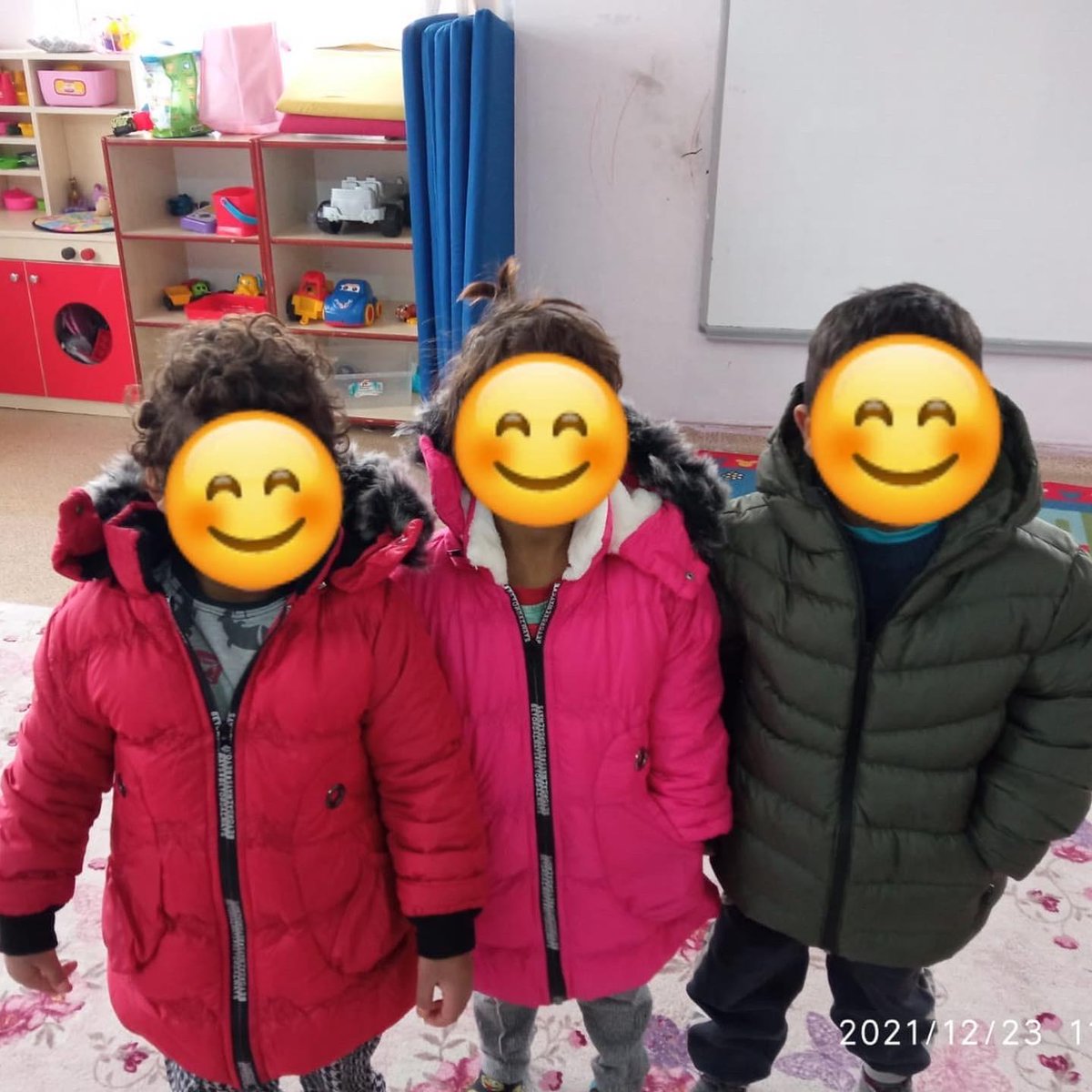 istanbulcerkes's tweet photo. Bir Mont Bir Bot kampanyası kapsamında hazırlamış olduğumuz 88 Adet Mont, Bot  ve 440 Adet çorap hediyemiz sahiplerine ulaştı. Onlar şimdi çok daha mutlu.😊 Bu minik bedenlerin büyük kahramanları olan sizlere bir kez daha çok teşekkür ediyoruz. #birlikteysekgüçlüyüz https://t.co/WN3hBnON6S