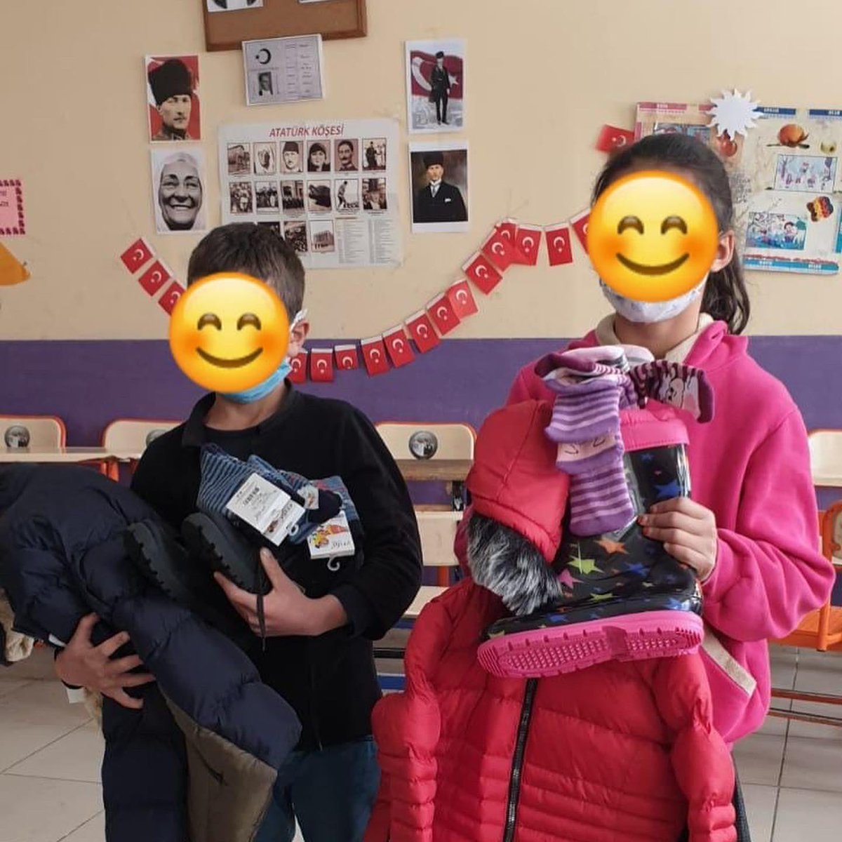 Bir Mont Bir Bot kampanyası kapsamında hazırlamış olduğumuz 88 Adet Mont, Bot  ve 440 Adet çorap hediyemiz sahiplerine ulaştı. Onlar şimdi çok daha mutlu.😊 Bu minik bedenlerin büyük kahramanları olan sizlere bir kez daha çok teşekkür ediyoruz. #birlikteysekgüçlüyüz
