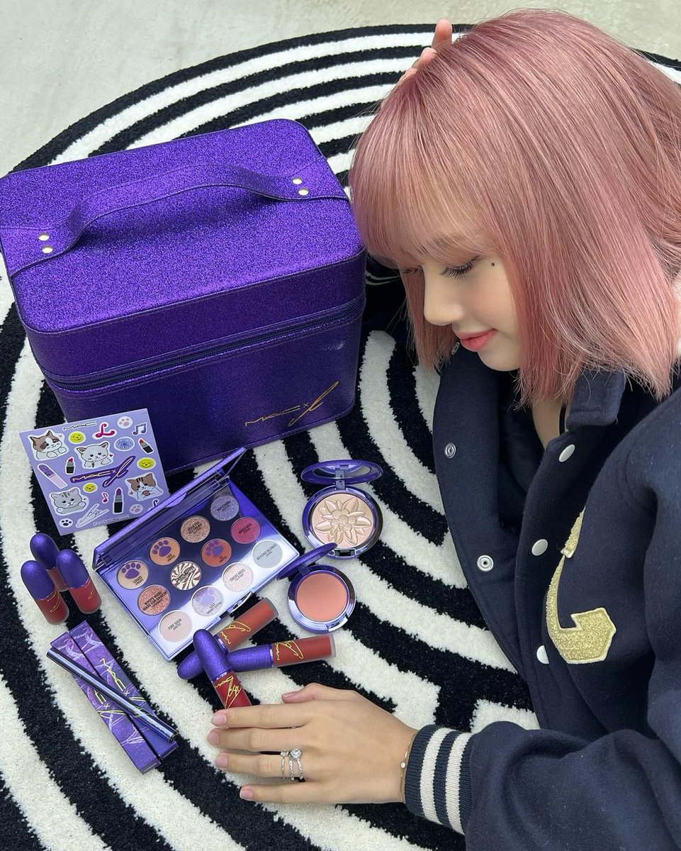 leejenchulichae's tweet photo. — Lisa instagram update!!!🌻
“ MAC X LISA ”

#BLACKPINK #블랙핑크 #LISA #리사 #LISASTAGRAM @BLACKPINK https://t.co/r76Sb74oAg