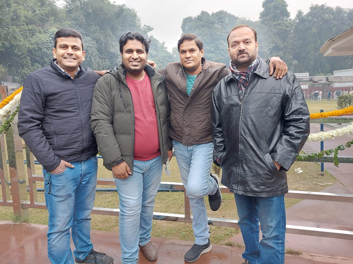 siddharthjourno's tweet photo. खबरों के लिए रहते हैं तत्पर और तैयार "हम चार
@KumarVikrantS @arunsingh4775 @jainendrakumar #we4 https://t.co/S0fSJBVNXq