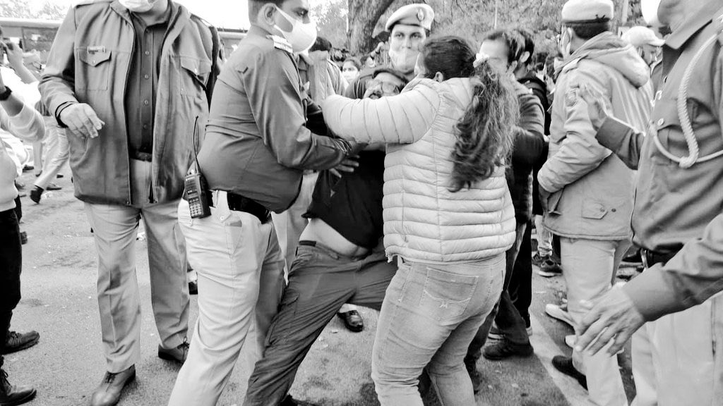 DrSadikaSharma's tweet photo. Such a shameful&amp;inhumane act against peacefully protesting doctors!!This isn't what doctors deserve!we strongly oppose these acts against doctors!we support protesting doctors
#ExpediteNEETPGCounselling2021 #Doctorsstrike @FordaIndia @PMOIndia @boneteacher @docrohan @drpraveenpsy https://t.co/svaJ92W9mL