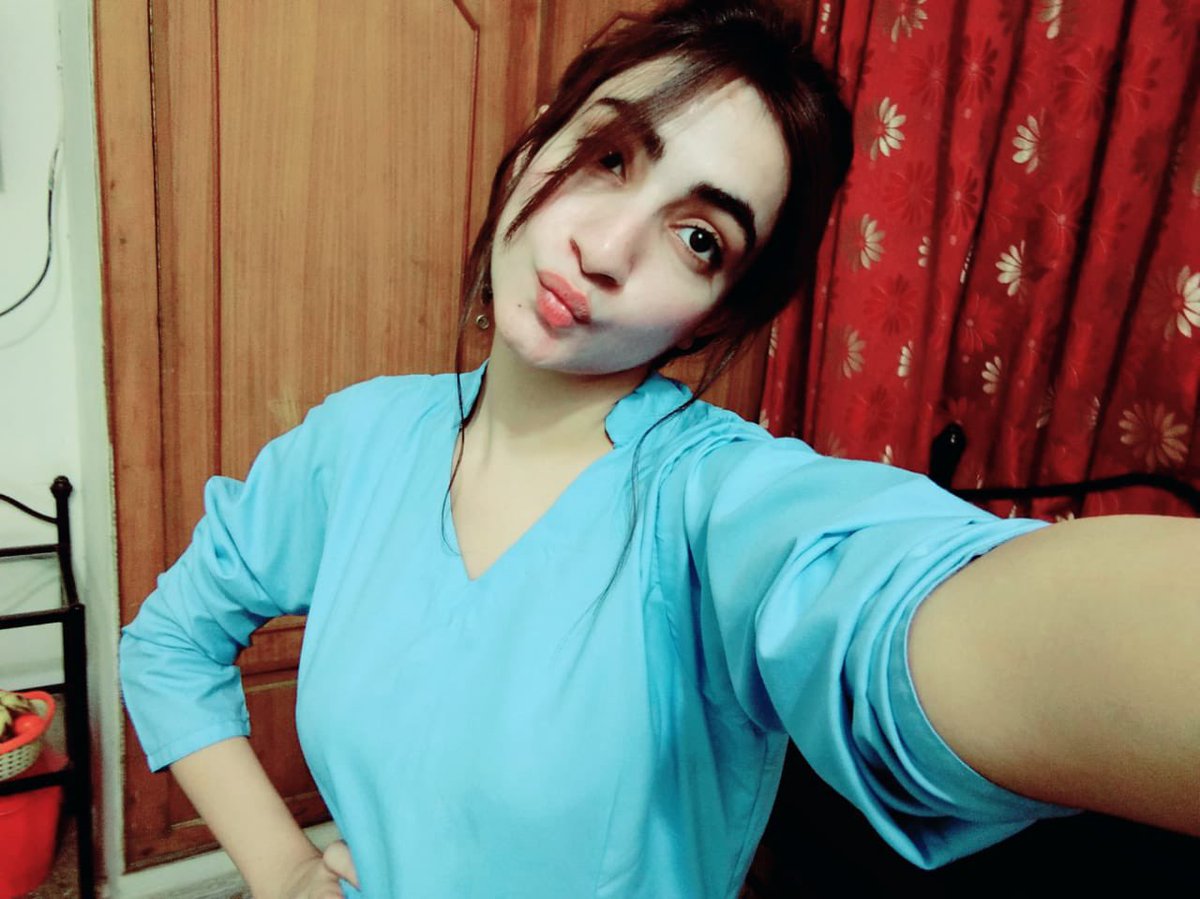 Couplesgoal5's tweet photo. Kesi lag rhi hun https://t.co/50at21z8Qh