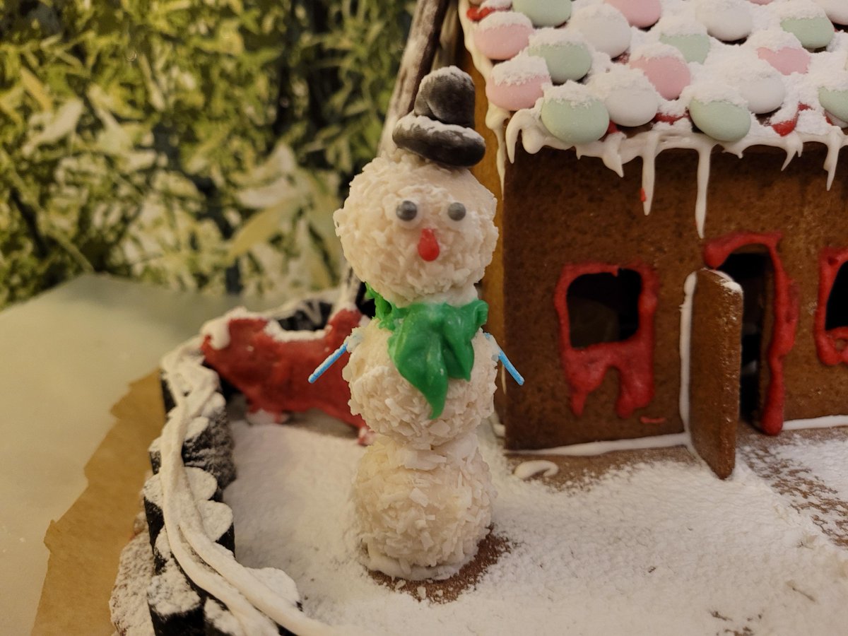 MirandaTirri's tweet photo. It was such a fun building this gingerbread house with a miniature snowman and overdecorated Christmas tree 😋🎄
#gingerhouse
#piparkakkutalo
#snowman
#Christmas https://t.co/aqQN8C0Qyv