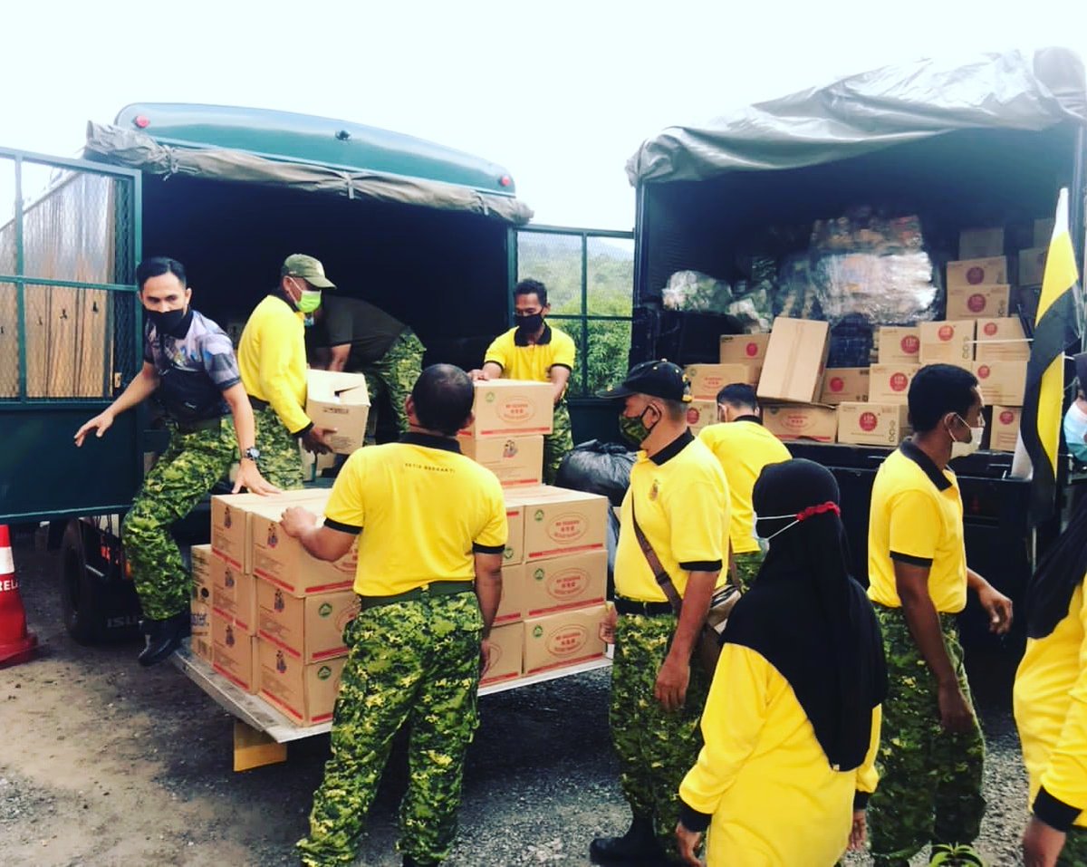 Depoh hadapan sementara bantuan bencana RELA Daerah Bentong 25 Dis 2021. Terima kasih atas sumbangan bantuan Kehormat Bersekutu RELA Kuala Lumpur, RELA Pulau Pinang dan NGO. #setiaberbakti <a href="/relamalaysia/">relamalaysia</a> <a href="/relapahang/">RELA Negeri Pahang</a> <a href="/KDNPUTRAJAYA/">KDN🇲🇾</a> <a href="/dhzhamzah/">Hamzah</a> <a href="/wandahlan/">Wan Ahmad Dahlan</a> <a href="/yahyakgc/">Yahya Sulaiman</a>