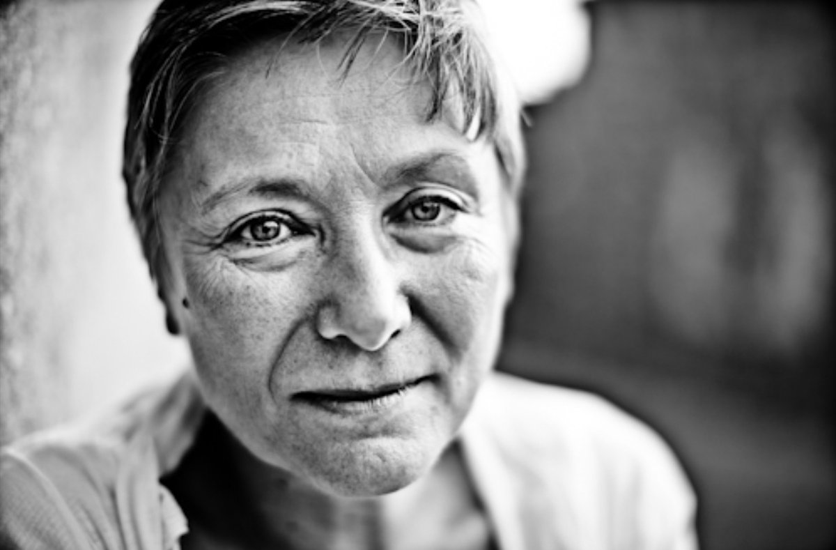 InternoPoesia's tweet photo. «Anch’io cerco una libertà che mi
sbandieri, una falcata
perfetta, uno stacco d’uccello
dal suo ramo, quando si butta
improvviso e poi plana».

Mariangela Gualtieri ❤️ https://t.co/wDCa65chXe