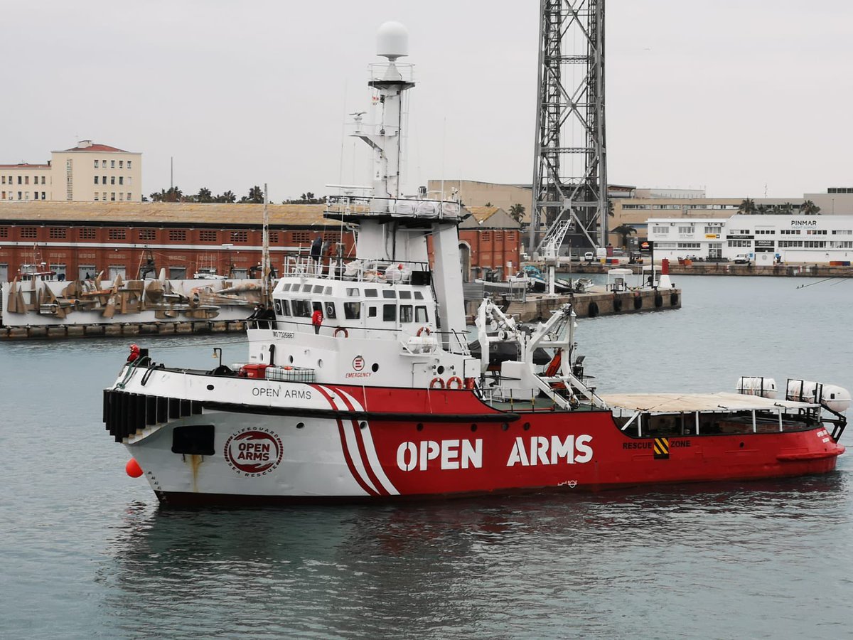 JPGomezComes's tweet photo. 🌊#CadaVidaCompta i al @PortdeBarcelona donem suport a @openarms_fund per conscienciar la seva tasca. Fa uns dies vaig poder visitar-lo al moll de la Fusta amb @damiacalvet, i vosaltres també ho podeu fer fins al 5 de gener. https://t.co/gAKc3hdiUL