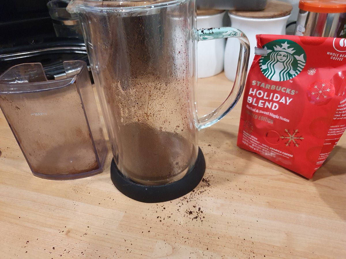 MattMuirTog's tweet photo. @StarbucksUK loving your holiday blend whole beam coffee this festive season. But why, oh why must all your coffee packaging make the coffee grinds so full of static. My coffee grinds fly everywhere with static. This doesn't happen with other brands 😕 https://t.co/j1SLQEtVwR