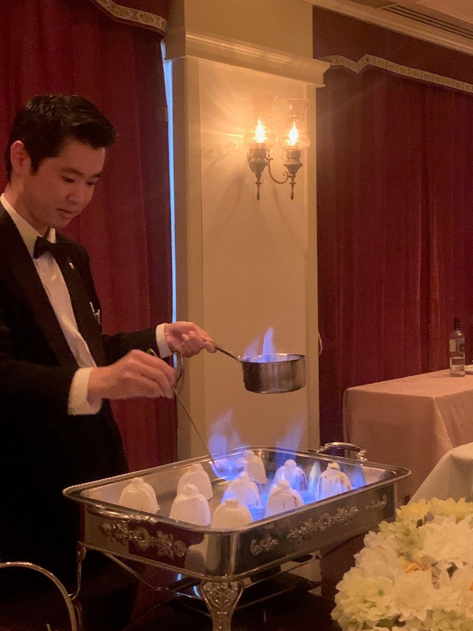 Kkrホテル東京ウェディング ベイクドアラスカ は 披露宴 の演出としてオススメです メレンゲで包まれたアイスクリームをスタッフがゲストの目の前で フランベ します 照明を落とした会場に青い炎が幻想的に浮かび上がり思わずゲストの歓声が