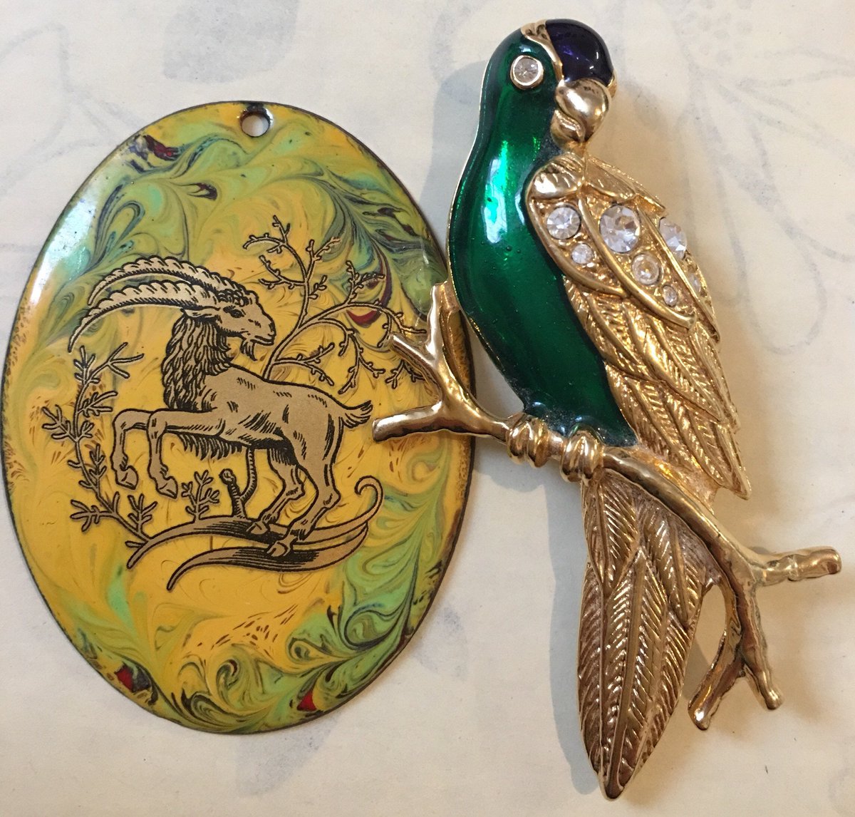 Vintage enamelled gold plated Parrot brooch & enamelled pendant etsy.me/3evbVma #vintagejewellery #antiquejewellery #retrojewellery #handpainted #pendant #retrobrooch #brooch #vintagependant #enamelledpenda