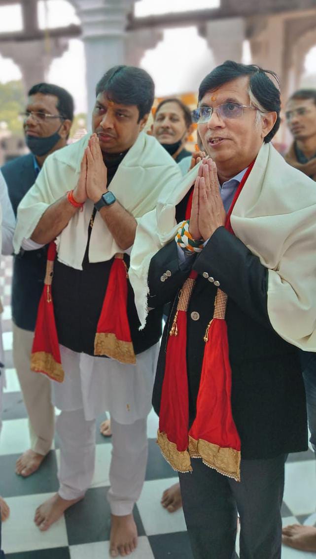 आज जयपुर में @pawankhera जी के साथ बाड़ा पदमपुरा स्थित श्री दिगंबर जैन मंदिर में दर्शन कर आशीर्वाद लिया।