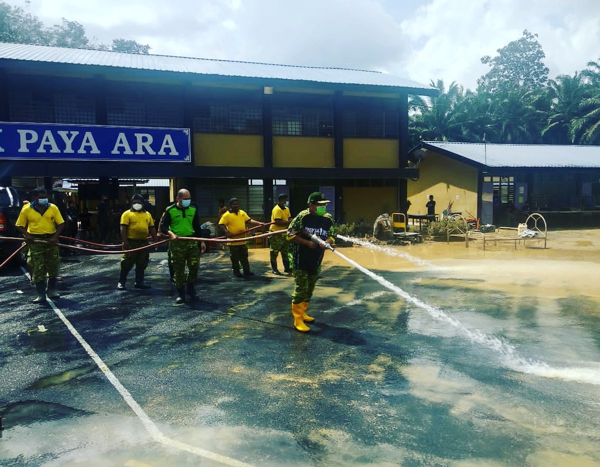 Gerak kerja Pasca Banjir Temerloh. Syabas Tuan PRN <a href="/relapahang/">RELA Negeri Pahang</a> , Tuan Pengarah Operasi HQ, Puan Pegawai RELA Daerah dan team. Terima kasih Pemangku PRN <a href="/RELA_N9/">RELA NEGERI SEMBILAN</a> dan team kerana bantu dgn Trak 5 tan. #setiaberbakti <a href="/relamalaysia/">relamalaysia</a> <a href="/KDNPUTRAJAYA/">KDN🇲🇾</a> <a href="/dhzhamzah/">Hamzah</a> <a href="/wandahlan/">Wan Ahmad Dahlan</a> <a href="/yahyakgc/">Yahya Sulaiman</a>