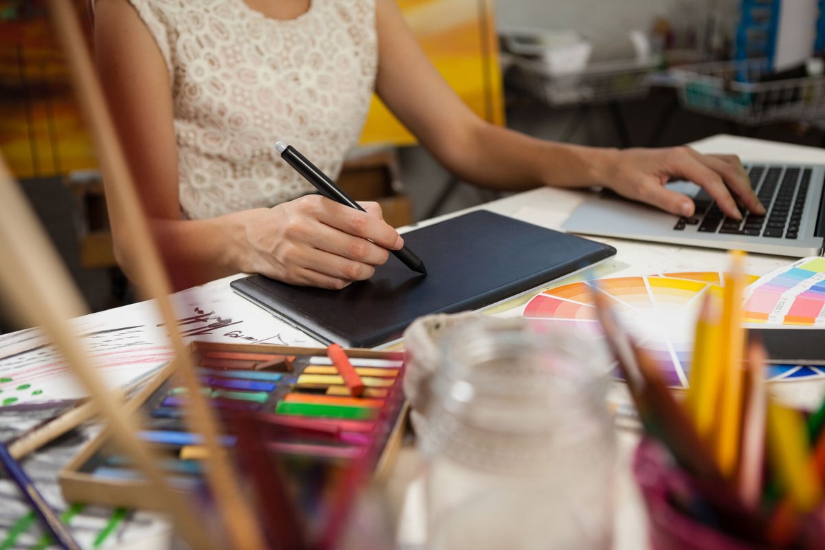 lyleedesign's tweet photo. Il est important de donner à votre activité une image cohérente, qui permettra au public de s’y identifier. Lylee Design vous épaule dans la création de votre ligne graphique en s’appuyant sur une équipe de professionnels, qui sauront convertir vos attentes. #LyleeDesign https://t.co/prMMOdGkr0