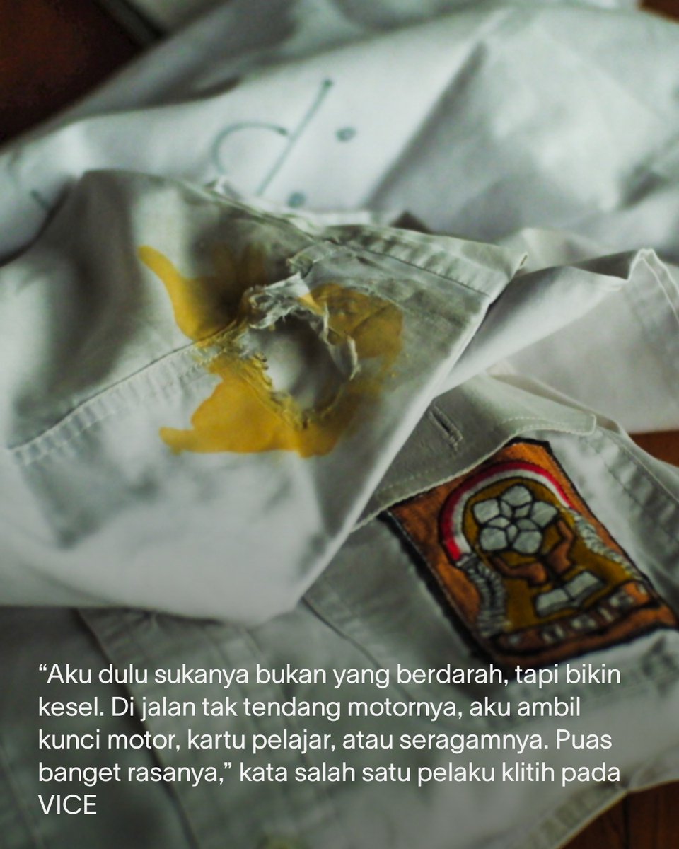 VICE_ID's tweet photo. Pembacokan acak rutin meneror pengendara motor di Yogyakarta. VICE ngobrol dengan bekas pelakunya, mengurai peta geng lokal dan alasan tradisi ini bermutasi hingga sulit dihentikan aparat. https://t.co/WPlmz3tHlF https://t.co/wxQo0qIlU0