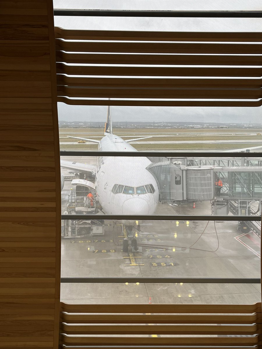 kridesco's tweet image. Long time no see, @SingaporeAir! But always weird to see you at Paris CDG Terminal 2E instead of 1 😬