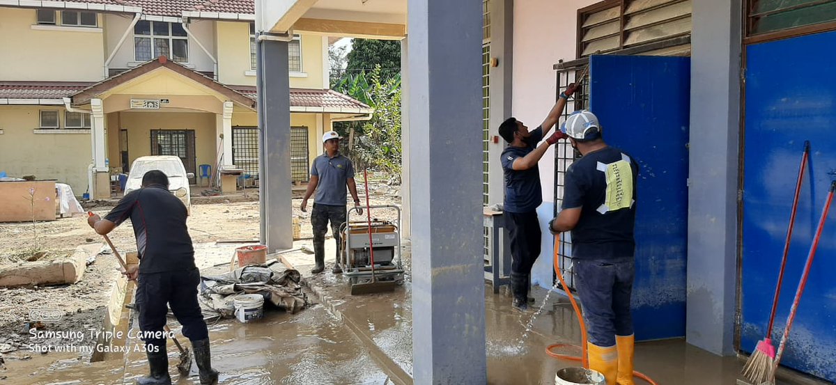 28.12.2021 II Program CSR team JKR  CKMPB di SMK Bentong.
 #jkrprihatin 
#jkrmalaysia
#jasakepadarakyat
<a href="/JKRPAHANG/">JKR PAHANG</a> <a href="/irAhmadAzizi1/">irAhmadAzizi</a> <a href="/IrHafizah/">Hafizah</a>