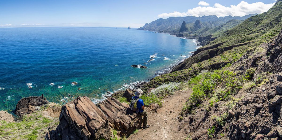 iberiaexpress's tweet photo. ¿Y si comenzases el año sin abrigo? Con unas vistas mágicas, en un entorno natural inmejorable y donde pudieses elegir entre mar y montaña… ¡Empiézalo en TENERIFE! ► https://t.co/7XZqwIRB2b | @VisitTenerifeES https://t.co/Iiom2Ab1CK