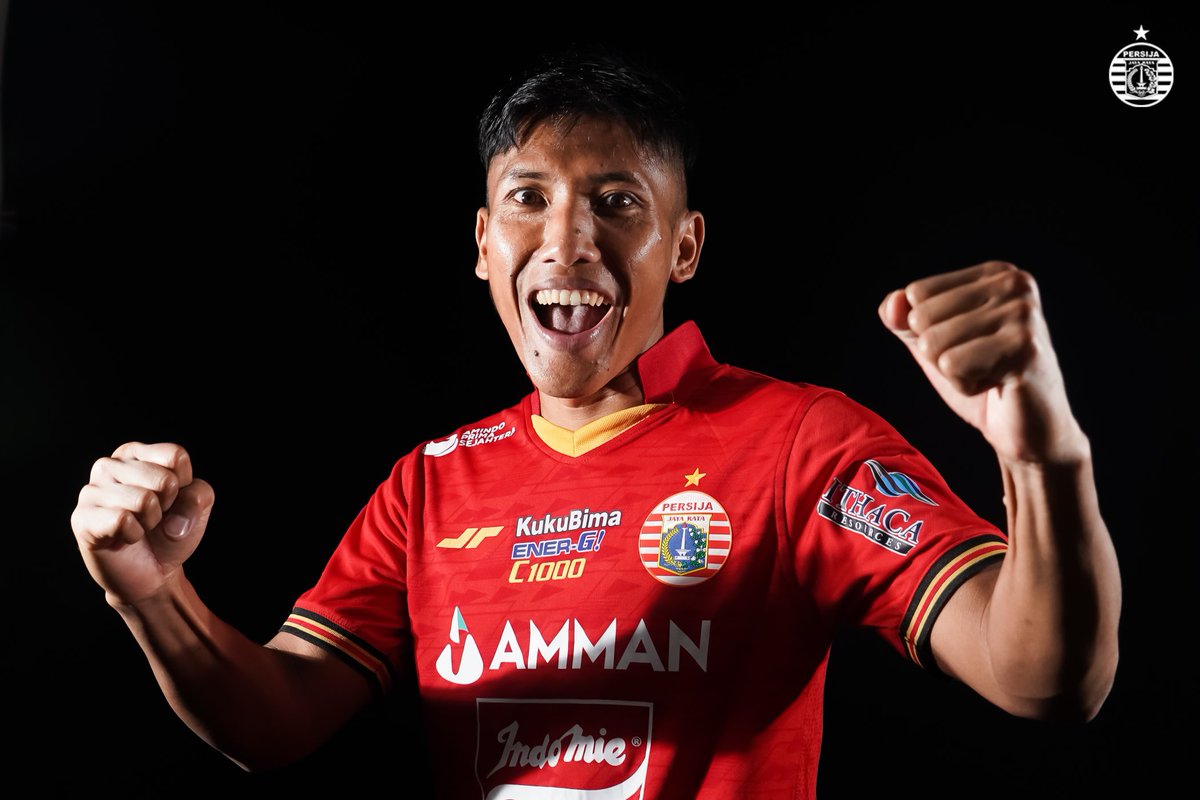 Persija_Jkt's tweet photo. "Setiap pemain pasti ingin melakukan yang terbaik di latihan, terlebih lagi di pertandingan. Semua pemain tahu konsekuensinya bermain di tim besar. Jika hasil tidak baik pasti suporter akan kecewa. Mau tidak mau harus maksimal," ungkap Bustomi.

#BelieveIn12 #PersijaJakarta https://t.co/8mIRZxa1BZ