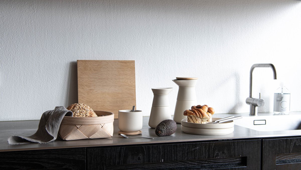 Late breakfast with the Theo range in sand colour. Enjoy! Designed by Francis Cayouette. 
Photo credit @_mariannejacobsen_
#steltondesign #latebreakfast #unit10 #slowbrew #coffeeaddict #morningcoffee #julemorgenmad #feriefri #breakfast #morgenmad #fika