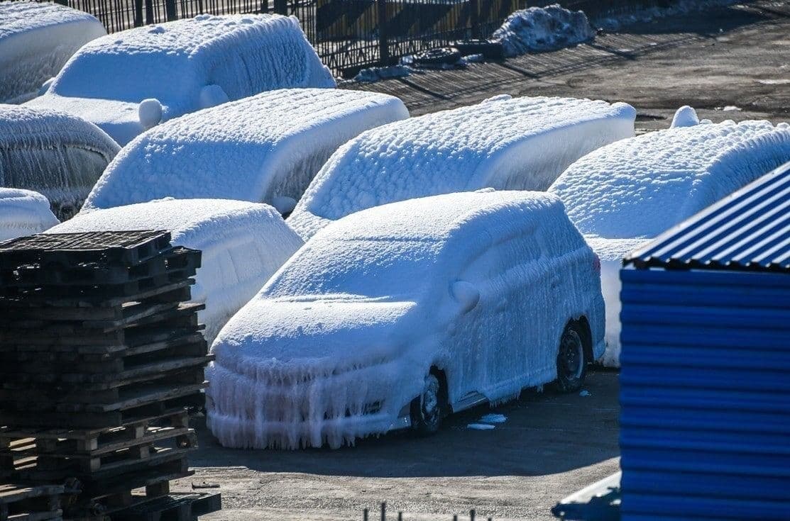 nourlnews's tweet photo. Во Владивосток прибыл корабль с грузом свежемороженых машин. Бэушные японки покрылись ледяной глазурью по пути в Россию из-за аномально низкой температуры. При покупке на вес учитывайте долю льда в массе товара https://t.co/kfZqLVhLrg