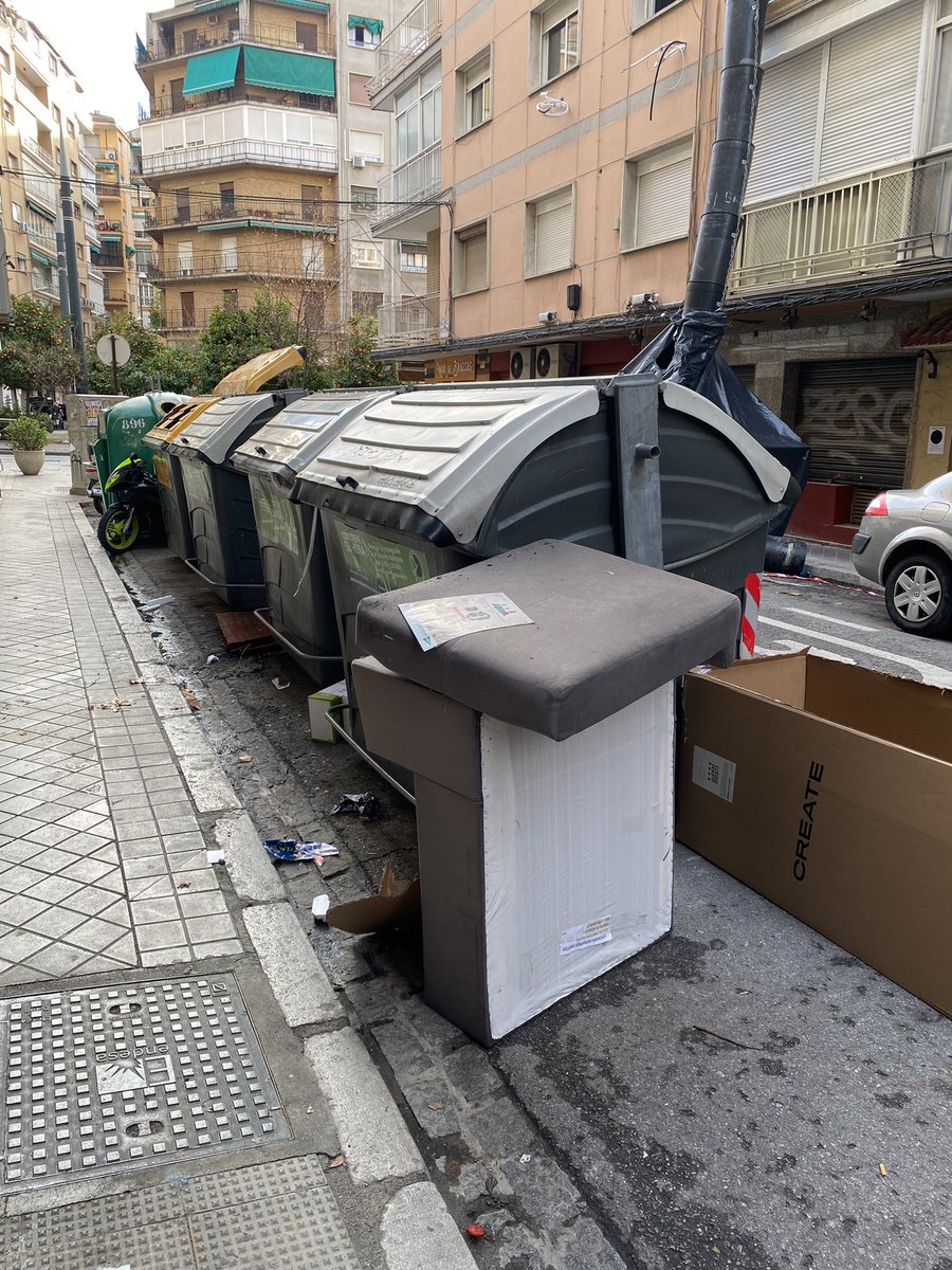 kalany03's tweet photo. Calle Ruiseñor!! 10:20 de esta mañana!! NO ES UNA INOCENTADA!! @Granada_Limpia @PacoCuenca @vox_granada https://t.co/Z1ch1b1f74