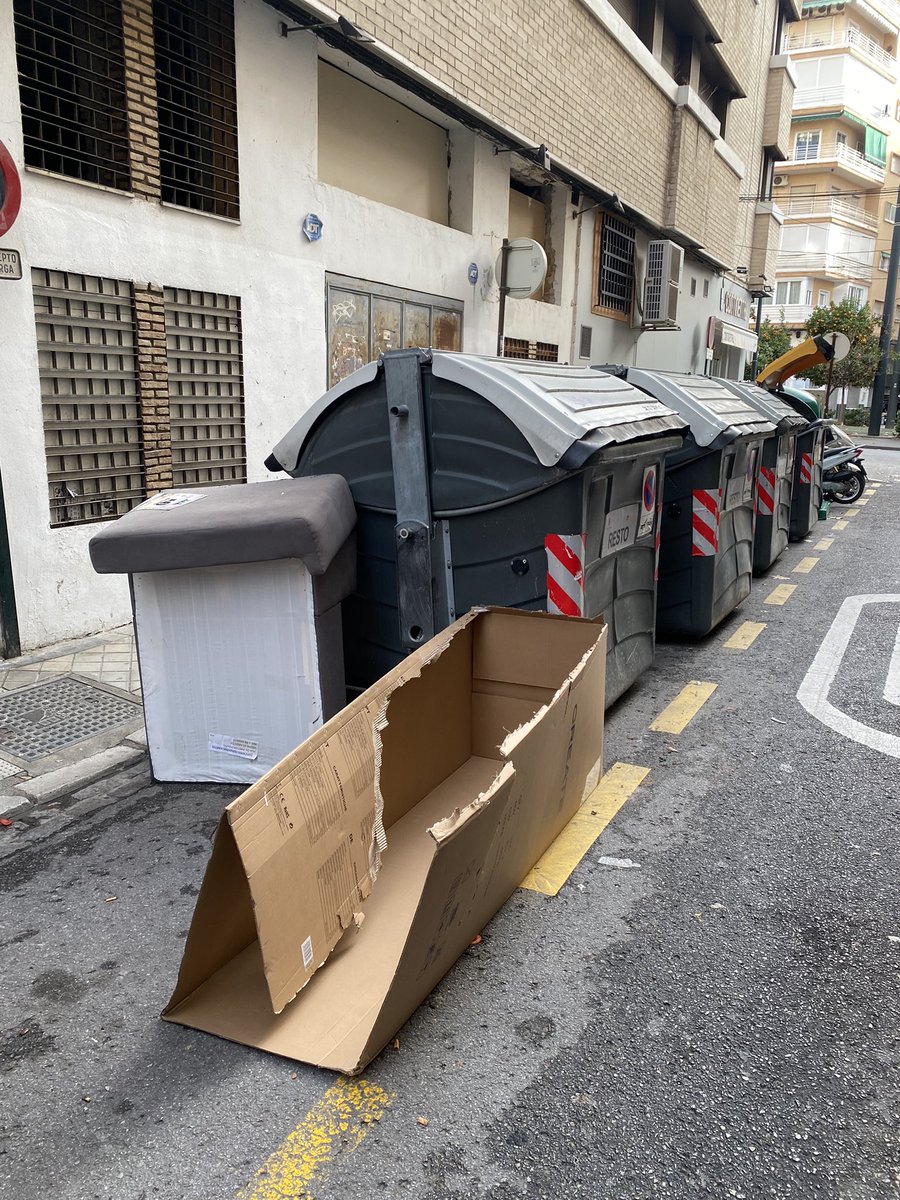 kalany03's tweet photo. Calle Ruiseñor!! 10:20 de esta mañana!! NO ES UNA INOCENTADA!! @Granada_Limpia @PacoCuenca @vox_granada https://t.co/Z1ch1b1f74