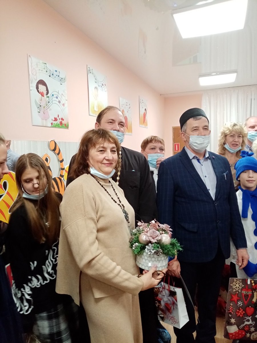 Ставропольский: Сегодня  мы побывали на празднике в  детском доме «Единство» в рамках Акции «Зажги  огоньки добра» были вручены детям подарки , сладости  от Деда Мороза .