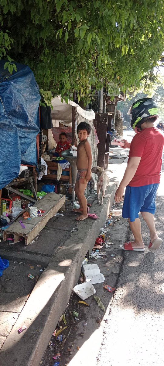 ParalVlogs's tweet photo. @roquemarquez12 @XRPL_XUM @XRPL_XWM Me and my husband,and my co-group @makino_18 and @AldrinIrigayen,give back the blessings to our street children's and old by giving them food last Christmas,to feel them the spirit of Christmas..and tomorrow I will continue to give it again to our street children's/old.Thank you. https://t.co/QTYFMfU3Gv