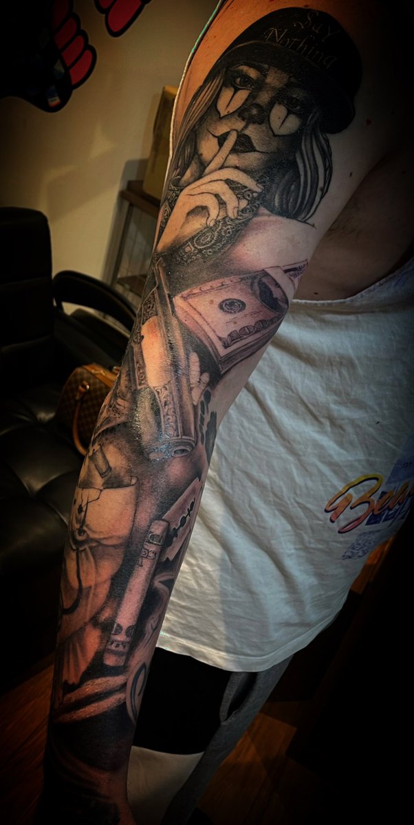 今年もあと少し🙇‍♂️
早めですが、今年も大変お世話になりました！ありがとうございます🙇‍♂️🙇‍♂️
話やすいとか話にくいとか、遠いとか近いとか、高いとか安いとか、そうゆう事を越えて「お前にやって欲しい」と体を預けてくれる方々が居る事に感謝しております😁😁😁😁😁😁
#タトゥー　#rocknroll  #刺青