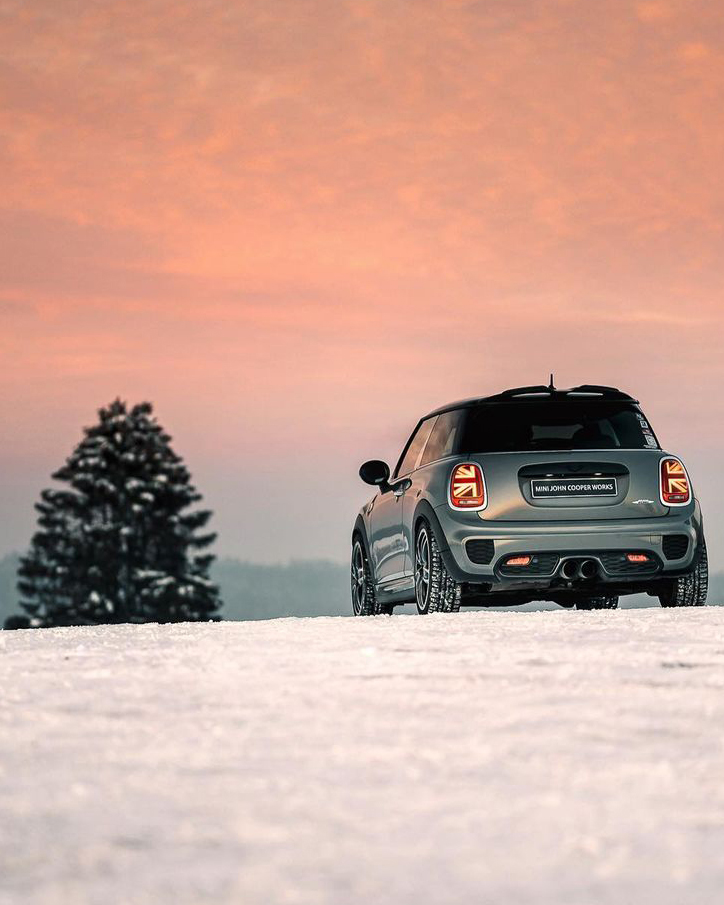 Mancano sempre meno chilometri alla fine del nostro viaggio. Guardiamo il paesaggio attraverso il finestrino con sguardo intenso, con la fronte appoggiata sul vetro, come nei film americani. Sperando di non prendere buche. La colonna sonora è questa: open.spotify.com/track/1XxCiPw0…