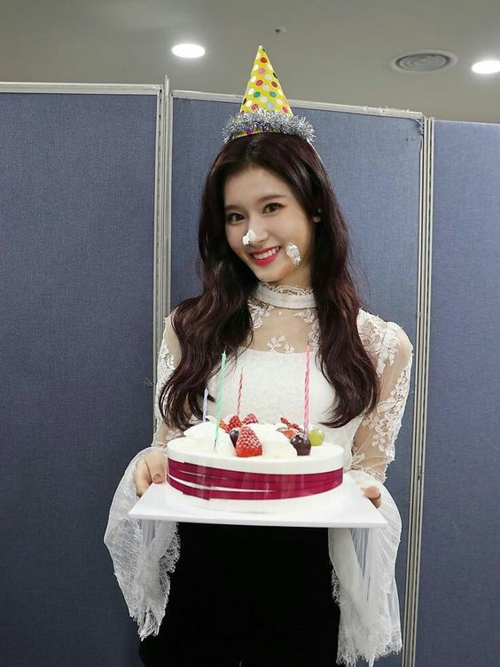 billboard_twice's tweet image. Happy birthday to Minatozaki Sana!!! 🎂 @JYPETWICE 

OUR SUNSHINE SANA
#BloomingSANAday
#샤샤공주_생일축하해