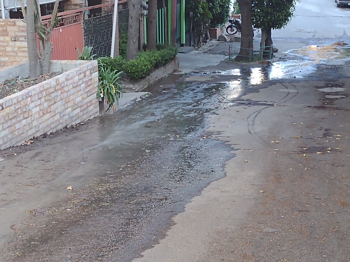 CESAR_RV2's tweet photo. 2 semanas seguidas con fuerte fuga de agua y nada que se repara.
@TlalpanAl y @SacmexCDMX Urge que se repare.
Hace falta el líquido en varias alcaldías en Tlalpan se desperdicia.
Ahuehuetes y Acanto. https://t.co/MksebzpjDb