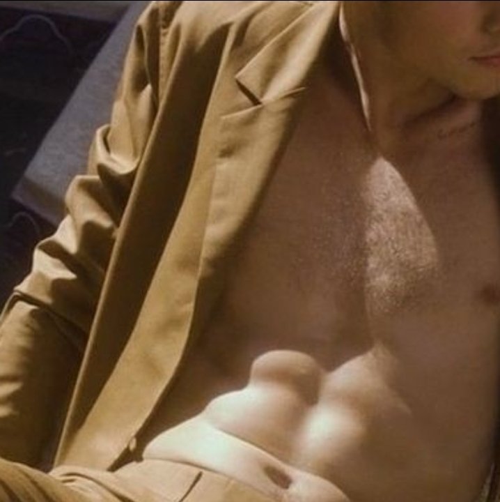 RAULFEATURES's tweet photo. shawn mendes abs look so crunchy🤌 https://t.co/7SLvq5wgAO