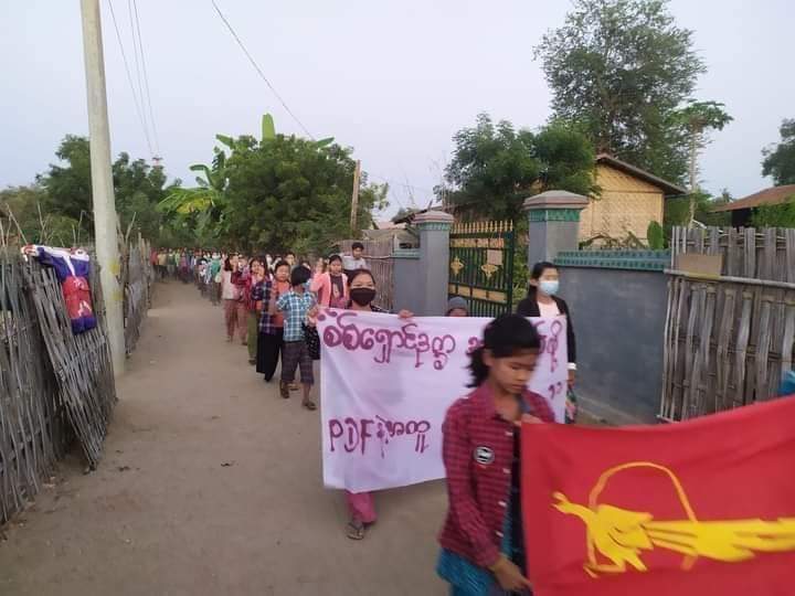 Chanapai247's tweet photo. Locals of all ages from #YeKyiPin village or YinMarPin township patrolled around the village to hold anti-regime evening strike .
#CrimesAgainstHumanity
#Dec28Coup
#WhatsHappeningInMyanmar https://t.co/MtqRc8l6we