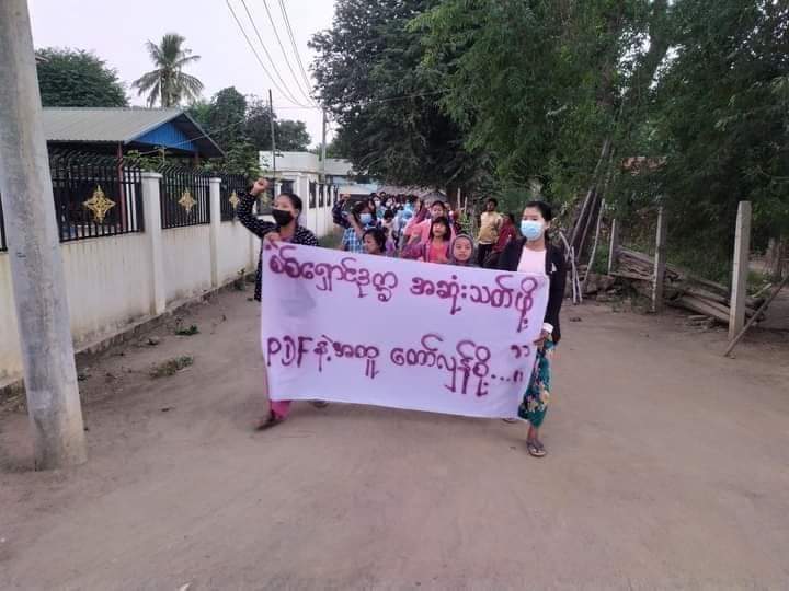 Chanapai247's tweet photo. Locals of all ages from #YeKyiPin village or YinMarPin township patrolled around the village to hold anti-regime evening strike .
#CrimesAgainstHumanity
#Dec28Coup
#WhatsHappeningInMyanmar https://t.co/MtqRc8l6we