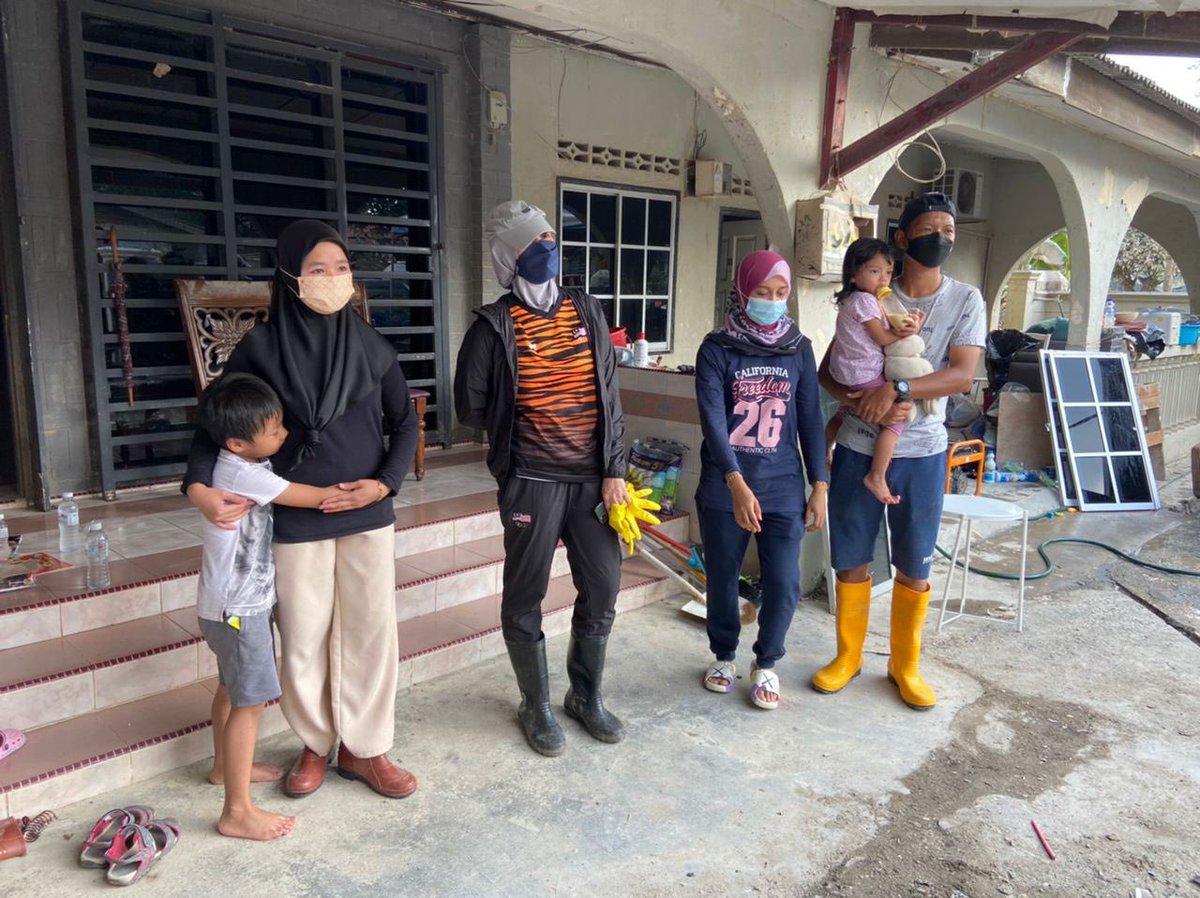 abimselangor's tweet photo. UPDATE:

Rahmah Support Team @RahmahSupport bersama Tim @PmtgPauhP044 , YB @n_izzah menjalankan aktiviti Psychological First Aid kepada penduduk yang terkesan dengan banjir di Batu 3, Shah Alam hari ini. https://t.co/lS9YeO9TP9