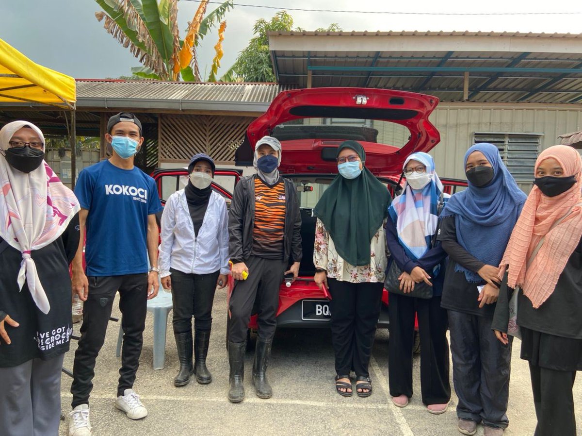 abimselangor's tweet photo. UPDATE:

Rahmah Support Team @RahmahSupport bersama Tim @PmtgPauhP044 , YB @n_izzah menjalankan aktiviti Psychological First Aid kepada penduduk yang terkesan dengan banjir di Batu 3, Shah Alam hari ini. https://t.co/lS9YeO9TP9
