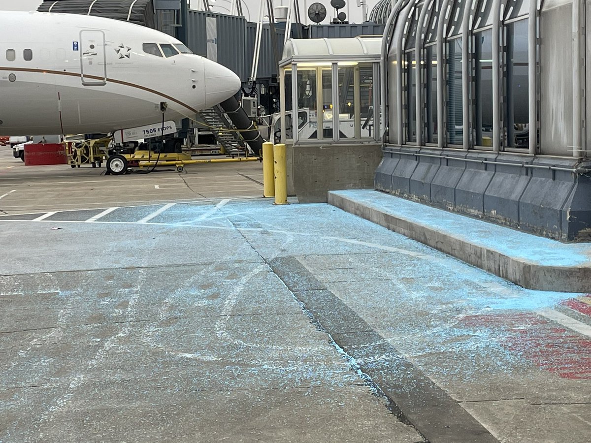 mark_frisch's tweet photo. With the first measurable snow fall ❄️ heading ORD’s way, the ORD Safety Dept is making sure our co-workers have sure footing when coming or going. @MikeHannaUAL @SashaJDC @JohnK_UA @HermesPinedaUA @UALAdvocate @AOSafetyUAL https://t.co/oCX4xgsKPT