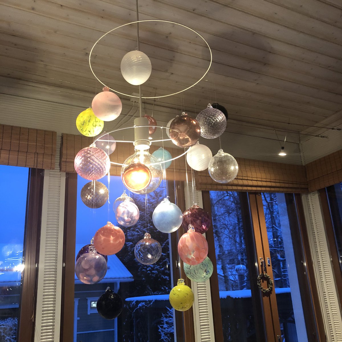 LeinonenMira's tweet photo. Olen puhaltanut lasipalloja - nyt kerrankin lomalla oli aikaa rakentaa niistä valaisin ruokapöydän päälle. Parempia kuvia otettava päivänvalossa 👍🏻

#lamppu #loma #harrastus https://t.co/Wyxt2gv2nK