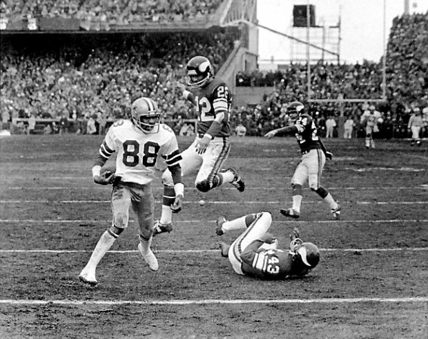 Today in Sports History: 
Dec. 28, 1975 - @Cowboys quarterback Roger Staubach connects with Drew Pearson in the famous 